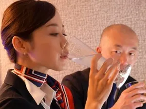 Cô gái ngực khủng cho biết cô được mời tham gia tiệc KTV khi bị phát hiện